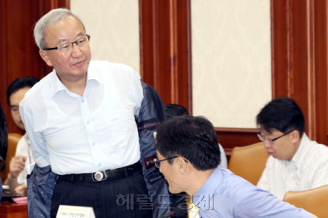7일 오전 서울 세종로 정부서울청사에서 열린 경제민생 활성화 대책 겸 경제장관회의에 참석한 현오석 부총리 겸 기획재정부 장관이 모두발언을 마친 후 본격적인 회의에 앞서 옷을 벗고 있다./안훈기자 rosedale@ 2013.08.07
7일 오전 서울 세종로 정부서울청사에서 열린 경제민생 활성화 대책 겸 경제장관회의에 참석한 현오석 부총리 겸 기획재정부 장관이 모두발언을 마친 후 본격적인 회의에 앞서 옷을 벗고 있다./안훈기자 rosedale@ 2013.08.07