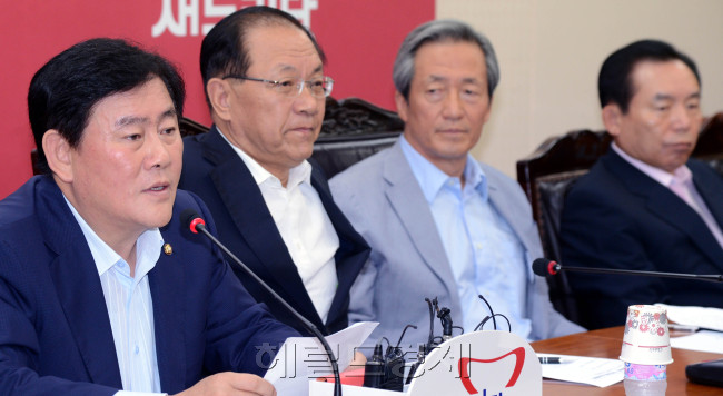새누리당 황우여 대표와 최경환 원내대표 등 당 지도부는 7일 오전 서울 여의도 당사 6층 제2회의실에서 최고중진연석회의를 열고 박근혜 대통령의 '5자회담' 제안과 국가정보원 댓글의혹관련 국정조사에 대한 대책을 논의하고 있다. 박현구 기자phko@heraldcorp.com
대화냐, 대치냐…기로에선 여야 지도부