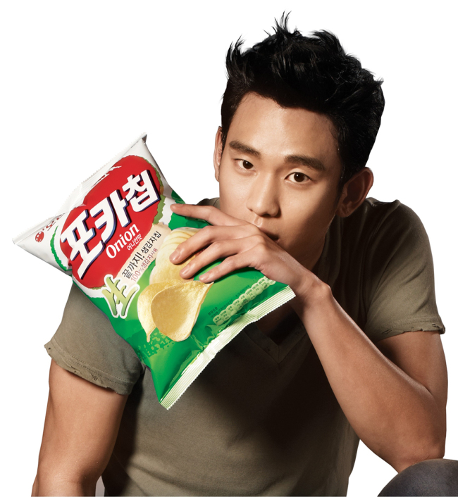 김수현(탤런트/영화배우)
오리온은 배우 김수현을 ‘포카칩’ 광고 모델로 선정했다고 7일 밝혔다. 영화 ‘은밀하게, 위대하게’에서 고난도 액션 연기로 흥행 보증수표로 자리잡은 김수현의 영화 속 모습 그대로 CF에 옮겨왔다.