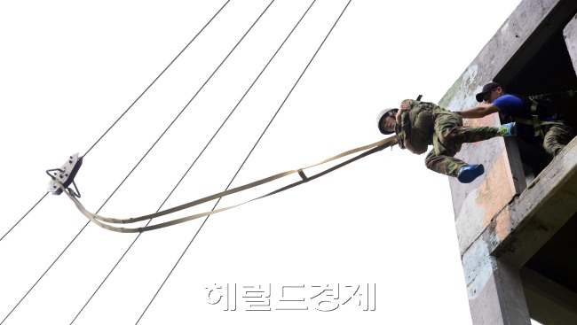6일 오전 서울 송파구 3공수특전여단에서 열리고 있는 '2013 하계 특전캠프'에 참가한 학생들이 사람이 가장 공포심을 느낀다는 지상 11.5m에서의 모형탑 강하 및 레펠훈련을 하고 있다. 학생들이 모형탑에서 뛰어내리 전 한말은 "서울대!, 부모님 사랑해요, 살빼자! " 등등 다양한 구호를 외쳐 눈길을 끌었다. 박해묵 기자/mook@heraldcorp.com
6일 오전 서울 송파구 3공수특전여단에서 열리고 있는 '2013 하계 특전캠프'에 참가한 학생들이 사람이 가장 공포심을 느낀다는 지상 11.5m에서의 모형탑 강하 및 레펠훈련을 하고 있다. 학생들이 모형탑에서 뛰어내리 전 한말은 "서울대!, 부모님 사랑해요, 살빼자! " 등등 다양한 구호를 외쳐 눈길을 끌었다. 박해묵 기자/mook@heraldcorp.com