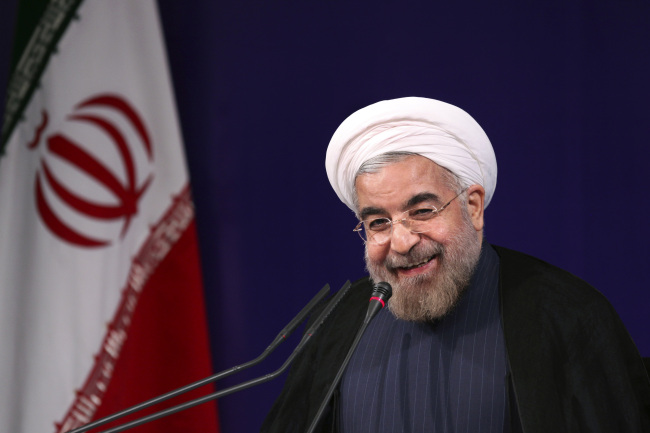 <YONHAP PHOTO-0033> Iran's new President Hasan Rouhani smiles during his first press conference since taking office at the presidency compound in Tehran, Iran, Tuesday, Aug. 6, 2013. Rouhani says his country is ready for "serious" and swift talks with world powers over the nation's controversial nuclear program. (AP Photo/Ebrahim Noroozi)/2013-08-07 01:13:52/ <저작권자 ⓒ 1980-2013 ㈜연합뉴스. 무단 전재 재배포 금지.>
Iran’s new President Hasan Rouhani smiles during his first press conference since taking office at the presidency compound in Tehran on Tuesday.   AP-Yonhap News