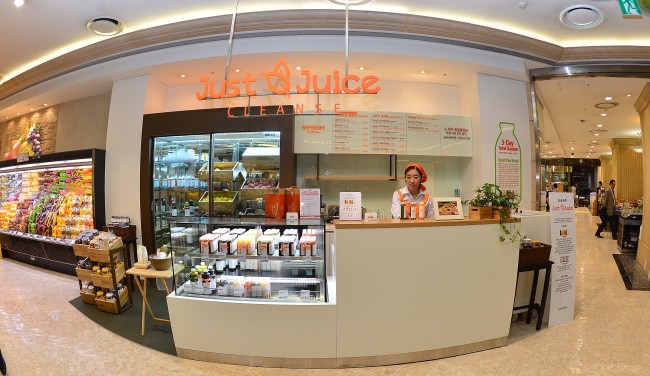 The Herald Ecofarm Just Juice Cleanse bar that opened at the Shinsegae Star Super in Dogok-dong, Seoul, Monday.   Lee Sang-sub/The Korea Herald