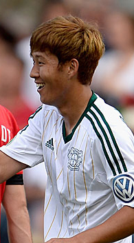 손흥민(축구선수/TSV바이엘04레버쿠젠포워드)
손흥민은 10일 오후 10시30분 홈구장인 바이 아레나에서 프라이부르크를 상대로 이적 후 첫 정규리그 데뷔전을 갖는다. 손흥민은 이미 프리시즌 4경기 연속 공격포인트(3골1도움)와 독일축구협회(DFB) 컵대회인 포칼 1라운드에서 이적 후 첫 공식경기 데뷔골을 기록하며 현지 언론과 팬들의 뜨거운 관심과 기대를 모으고 있다. 그런 손흥민에게 올시즌 정조준하고 있는 세마리 토끼가 있다.
