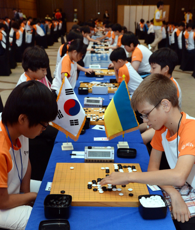 Children play baduk at the 13th Hanwha Life Cup World Children Baduk Championship at the 63 Building in Yeouido, Seoul, Wednesday. Kang Woo-hyuck, a 12-year-old student in the sixth grade of Choongam Elementary School, won the title in the event contested by 288 players from eight countries.   Ahn Hoon/The Korea Herald