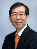 박원순(광역단체장/변호사/서울특별시시장)
박원순<사진> 서울시장은 다문화가족 40명과 7일 오후 1시40분 신청사 6층 시장실 앞 전시공간에서 만남의 시간을 가졌다. 이날 만남은 다문화가족을 위한 서울시 신청사 투어 프로그램의 일환으로 마련됐다.