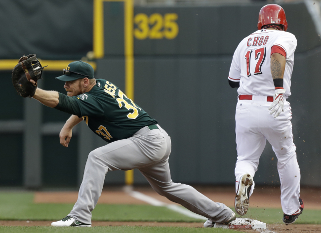 Cincinnati Reds’ Choo Shin-soo (right) clinches an infield single in the first inning on Tuesday.    AP-Yonhap News