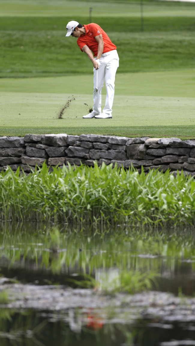 배상문(골퍼캘러웨이)
Bae Sang-moon hits to the fifth green during a practice round for the PGA Championship at Oak Hill Country Club in Pittsford, New York, Tuesday.    AP-Yonhap News