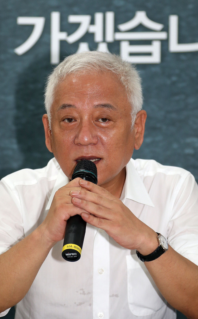 김한길(국회의원/민주당당대표)
Democratic Party Chairman Rep. Kim Han-gil is facing his biggest challenge since his appointment in May, squeezed between the Saenuri Party and hard-liners in his own ranks in an escalating political row over the National Intelligence Service.