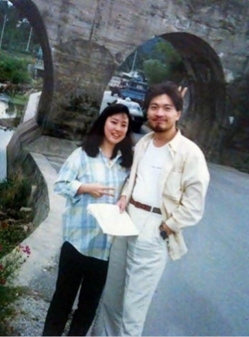 김성경(아나운서/방송인)
SBS 윤영미 아나운서는 자신의 블로그에 “1991년 김성경이 대학생 시절 임재범과 찍은 사진이다”라며 사진 한 장을 게재했다.