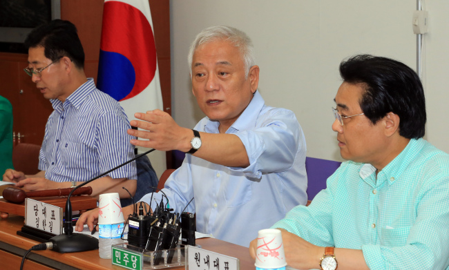 김한길(국회의원/민주당당대표)
민주당은 7일 박근혜 대통령이 여야 대표와 원내대표가 참여하는 5자 회담을 열자는 제안에 대해 사실상의 거부의사를 밝히며 일대일 회담을 거듭 요구했다.