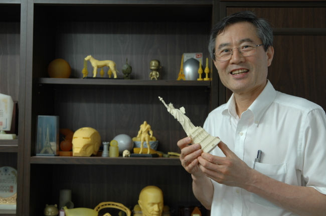 캐리마의 이병극 대표가 캐리마의 3D 프린터 마스터 플러스로 제작된 자유의 여신상을 들고 있다. (사진제공: 캐리마)