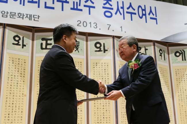 구자경(오른쪽) LG연암문화재단 이사장이 지난 1일 열린 해외 연구교수 증서 수여식에서 증서를 전달하고 있다.