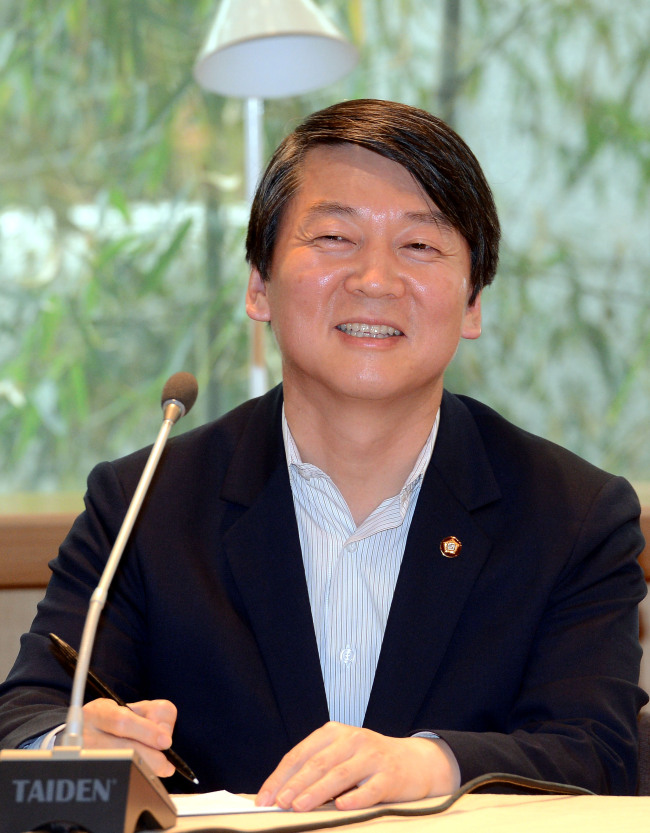 22일 오후 서울 서교동 창비카페에서 안철수 의원이 최장집 교수, 장하준 교수와 정치연구소 '내일' 개소를 설명하는 기자회견을 열고 있다./안훈기자 rosedale@ 2013.05.22