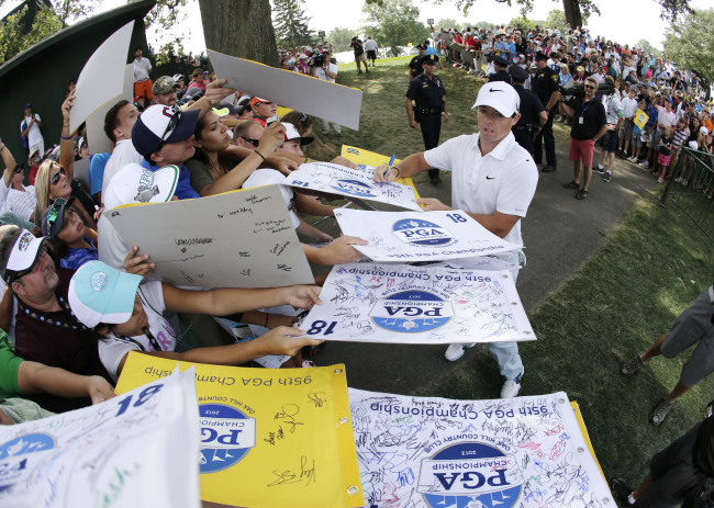 Rory McIlroy signs autographs after a practice round ahead of the PGA Championship in Pittsford, New York, Wednesday.   AP-Yonhap News