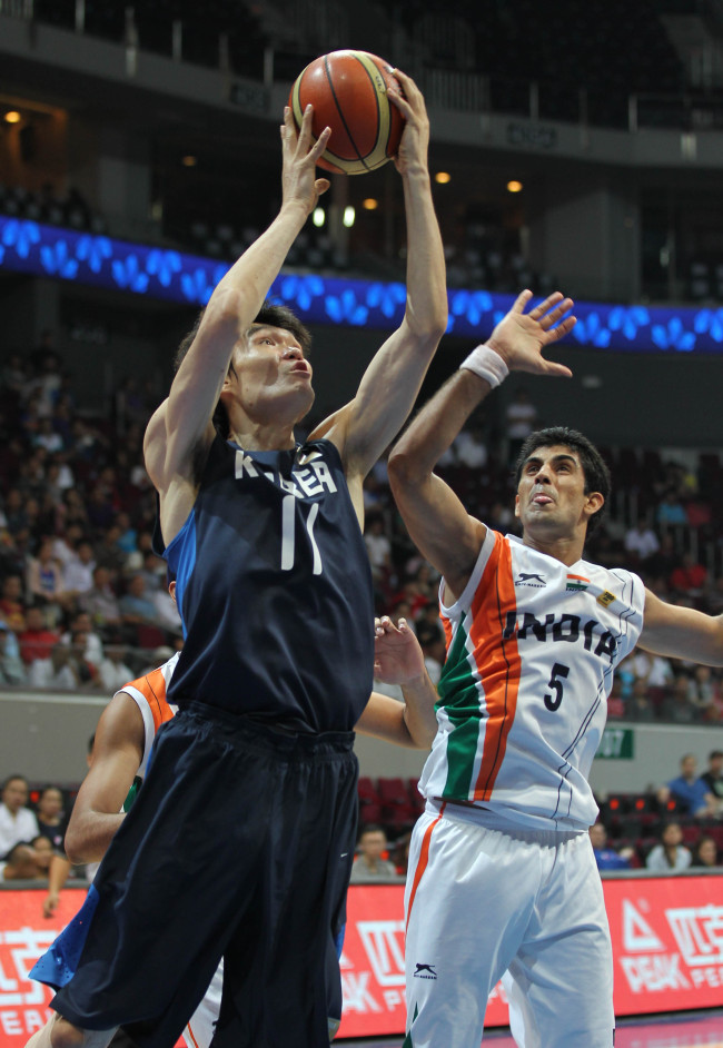 Korea’s Kim Ju-seong takes a shot against India.   Yonhap News