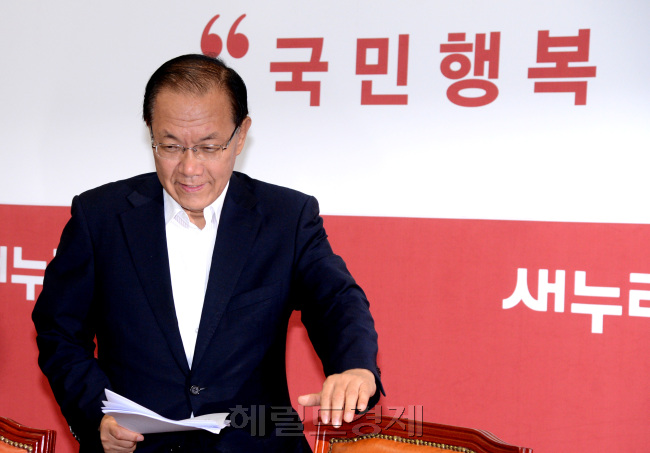 새누리당 황우여 대표와 최경환 원내대표를 비롯한 지도부는 8일 오전 국회에서 최고위원회의를 열고 국정원 댓글의혹 관련 국정조사 및 '5자회담' 등 현안에 대해 논의하고 있다. 박현구 기자phko@heraldcorp.com
새누리당 황우여 대표와 최경환 원내대표를 비롯한 지도부는 8일 오전 국회에서 최고위원회의를 열고 국정원 댓글의혹 관련 국정조사 및 '5자회담' 등 현안에 대해 논의하고 있다. 박현구 기자phko@heraldcorp.com
‘국민행복’ ‘국민과 함께’…. 여야가 줄기차게 외치는 목소리는 다르지 않지만, 그 방법론은 끝없는 평행선이다. 국정원 국정조사 등 난마처럼 얽힌 정국 타개를 위해 정치권은 각각 대통령과의 영수회담ㆍ3자회담 등 제안 공방전을 벌이고 있지만 돌파구 마련은 여전히 요원하기만 하다. 8일 오전 국회에서 열린 최고위원회의에 참석한 황우여(왼쪽) 새누리당 대표와 같은 시간 서울광장 천막당사에서 확대간부회의를 주재하고 있는 김한길 대표.  박현구·이상섭 기자/phko@
