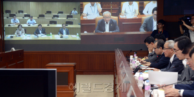8일 오전 세종로 정부서울청사에서 열린 대외경제장관회의에서 현오석 부총리 겸 기획재정부 장관이 모두발언을 하고 있다./안훈기자 rosedale@ 2013.08.08
현오석 경제부총리 겸 기획재정부 장관은 8일 서울 세종로 정부세종청사에서 대외경제장관회의를 주재하고 “수출이 하반기에는 다시 경기 회복의 중심이 될 것”이라고 밝혔다.  안훈 기자/rosedale@heraldcorp.com