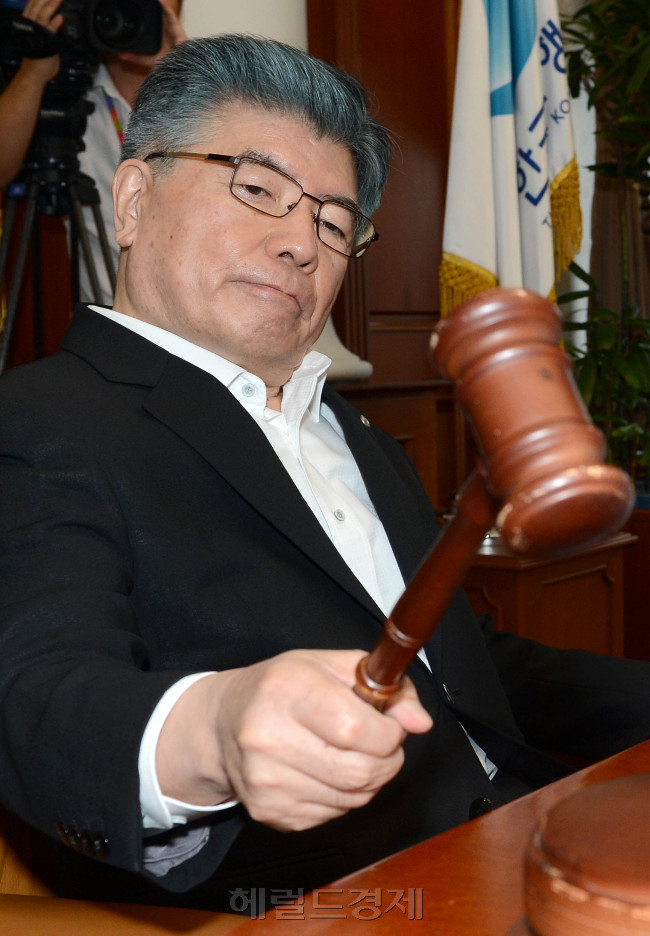 김중수 한국은행 총재가 8일 오전 서울 중구 소공동 한국은행 본점에서 열린 2013년도 제15차 금융통화위원회에서 의사봉을 두드리며 개회를 선언하고 있다.<br /> 김중수 한국은행 총재가 8일 오전 서울 중구 소공동 한국은행 본점에서 열린 2013년도 제15차 금융통화위원회에서 생각에 잠긴 표정으로 앉아있다.<br />정희조 기자/checho@heraldcorp.com 130808