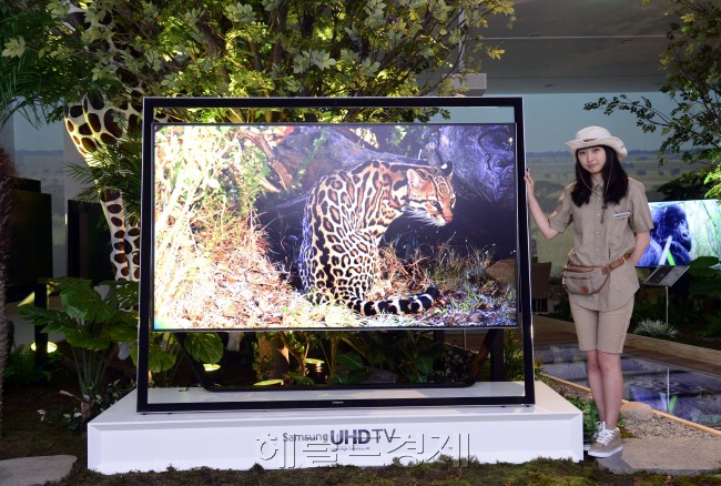 삼성전자가 8일 오전 서울 청담동 비욘드뮤지엄에서  삼성 UHD TV와 함께하는  멸종위기동물전 <UHD ZOO> 를 개최하고 있다. 이번 전시회는 아프리카의 멸종위기동물을  UHD화질로 담아 많은 사람과 공유하기 위해 마련됐다. 박해묵 기자/mook@heraldcorp.com
삼성전자가 8일 오전 서울 청담동 비욘드뮤지엄에서  삼성 UHD TV와 함께하는  멸종위기동물전 <UHD ZOO> 를 개최하고 있다. 이번 전시회는 아프리카의 멸종위기동물을  UHD화질로 담아 많은 사람과 공유하기 위해 마련됐다. 박해묵 기자/mook@heraldcorp.com
삼성전자가 8일 오전 서울 청담동 비욘드뮤지엄에서  삼성 UHD TV와 함께하는  멸종위기동물전 <UHD ZOO> 를 개최하고 있다. 이번 전시회는 아프리카의 멸종위기동물을  UHD화질로 담아 많은 사람과 공유하기 위해 마련됐다. 박해묵 기자/mook@heraldcorp.com