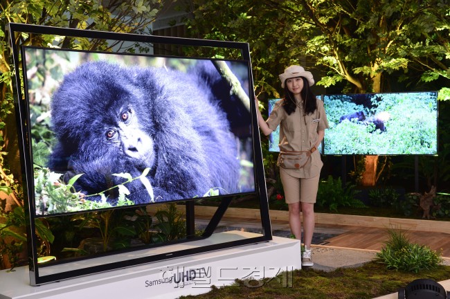 삼성전자가 8일 오전 서울 청담동 비욘드뮤지엄에서  삼성 UHD TV와 함께하는  멸종위기동물전 <UHD ZOO> 를 개최하고 있다. 이번 전시회는 아프리카의 멸종위기동물을  UHD화질로 담아 많은 사람과 공유하기 위해 마련됐다. 박해묵 기자/mook@heraldcorp.com
삼성전자가 8일 오전 서울 청담동 비욘드뮤지엄에서  삼성 UHD TV와 함께하는  멸종위기동물전 <UHD ZOO> 를 개최하고 있다. 이번 전시회는 아프리카의 멸종위기동물을  UHD화질로 담아 많은 사람과 공유하기 위해 마련됐다. 박해묵 기자/mook@heraldcorp.com
삼성전자가 8일 오전 서울 청담동 비욘드뮤지엄에서  삼성 UHD TV와 함께하는  멸종위기동물전 <UHD ZOO> 를 개최하고 있다. 이번 전시회는 아프리카의 멸종위기동물을  UHD화질로 담아 많은 사람과 공유하기 위해 마련됐다. 박해묵 기자/mook@heraldcorp.com