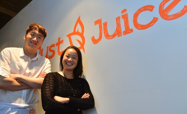 Herald Ecofarm “Just Juice Cleanse” chefs Kim Yong-hui (left) and Christine Cho.    Lee Sang-sub/The Korea Herald