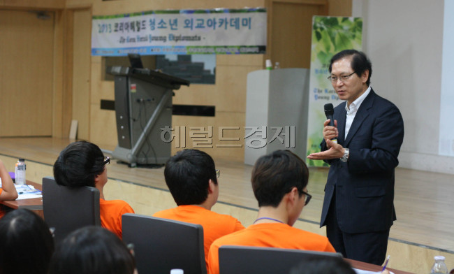 (사)글로벌경제평화연구소(GEPI)의 박종수 이사장이 외교아카데미에 참석해 학생들의 질문에 답하고 있다.