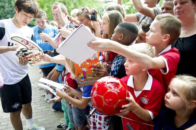 박지성(축구선수/퀸즈파크레인저스FC미드필더)
Park Ji-sung signs autographs after his training session on Thursday.   AFP-Yonhap News