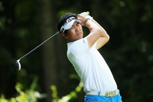양용은(골퍼/KB금융그룹)
Korea’s Yang Yong-eun tees off on the third hole on Thursday.   AFP-Yonhap News