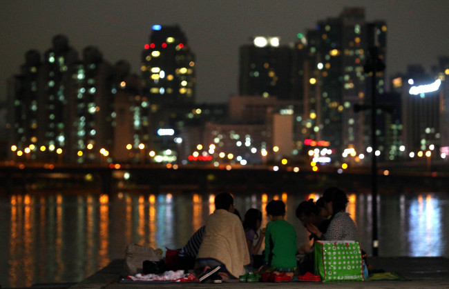 Seoulites spend a summer night near the Hangang River. (Yonhap News)