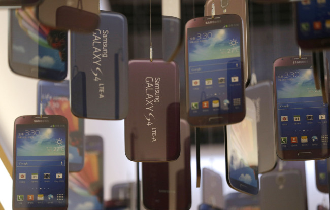 This July 26, 2013 file photo shows models of Samsung Electronics' Galaxy S4 smart phones being displayed at a showroom of its headquarters in Seoul, South Korea. A federal administrative panel has issued an import ban on some Samsung devices on grounds they violate Apple's patents.The U.S. International Trade Commission issued its ruling late Friday. (Yonhap News)