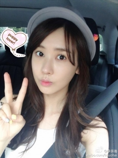 이다해(탤런트)
배우 이다해가 자신의 SNS를 통해 운전석에 앉아서 찍은 셀프 카메라를 공개해 팬들의 관심을 모으고 있다.