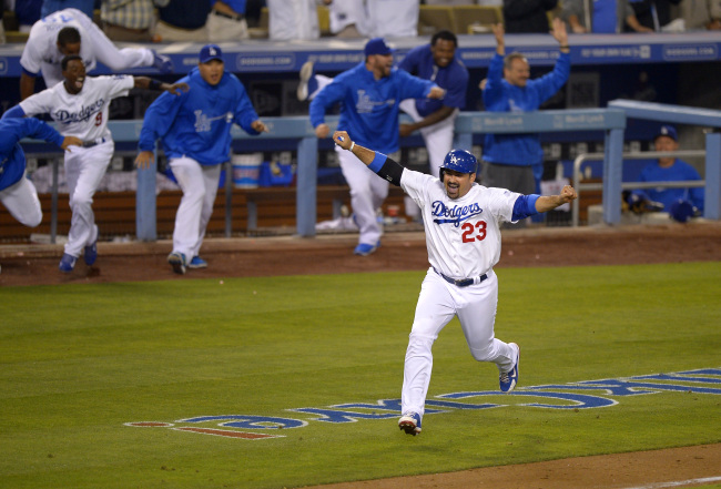 아드리안곤잘레스(AdrianGonzalez/야구선수/LA다저스내야수)
Los Angeles Dodgers' Adrian Gonzalez celebrates as he scores the winning run on a throwing error by Tampa Bay Rays relief pitcher Fernando Rodney during the ninth inning of their baseball game, Friday. (AP-Yonhap News)