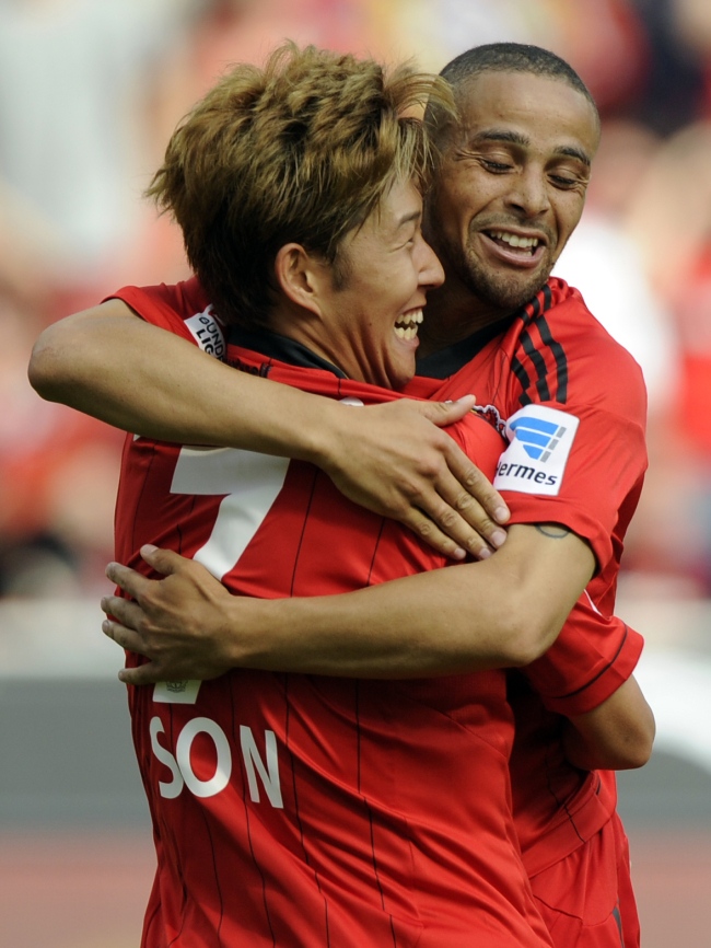 손흥민(축구선수/TSV바이엘04레버쿠젠포워드)
Bayer Leverkusen’s Son Heung-min celebrates his goal with teammate Sidney Sam on Saturday.   AP-Yonhap News