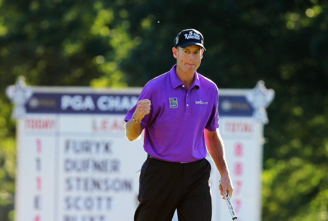 Jim Furyk reacts to his birdie putt on the 17th hole on Saturday.   AFP-Yonhap News