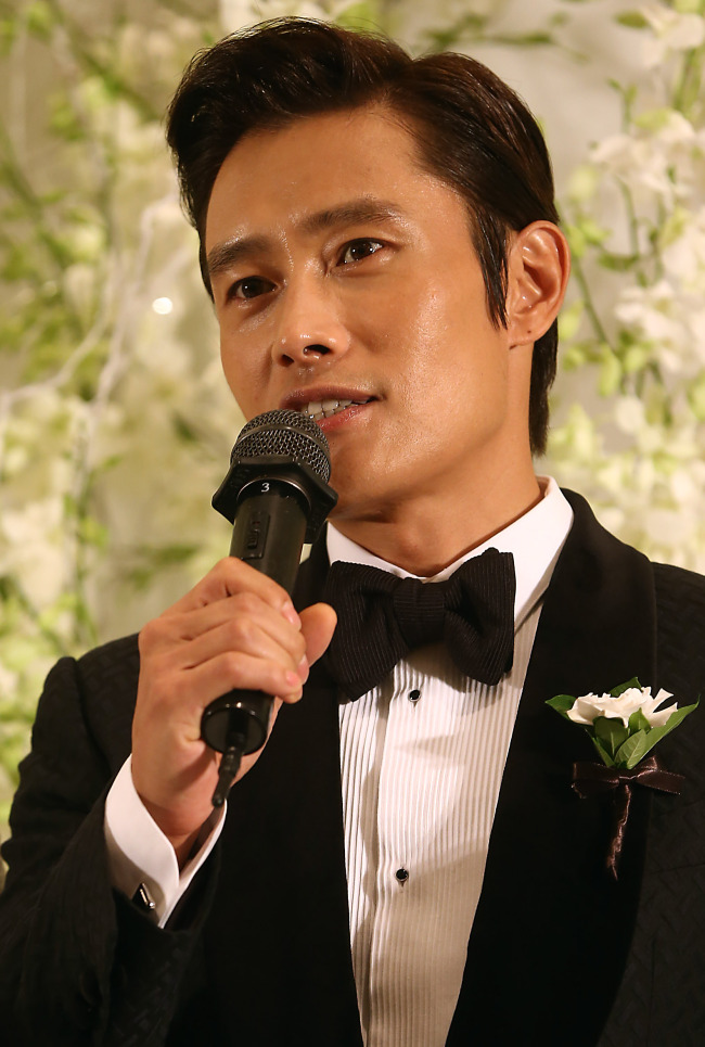 이병헌(영화배우/탤런트)
South Korean actor Lee Byung-hun tied the knot with actress Lee Min-jung on Saturday after seven years of dating.