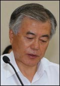 문재인(국회의원/사회기관단체인/혁신과통합상임대표)
문재인 민주당 의원이 민주당이 장외투쟁에 돌입한 지 열하루째를 맞았지만 그 대열에 합류하지 않아 관심을 끌고 있다.
