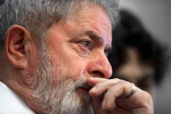 <YONHAP PHOTO-0076> (FILE) Former Brazilian President (2003-2010) Luiz Inacio Lula Da Silva listens to a speech during a ceremony on October 25, 2011 at the Palace of Mining in Mexico City. Lula da Silva, whose throat cancer is in remission, was admitted to a Sao Paulo hospital for routine tests on August 10, 2013, his spokesman said. Lula, 67, was expected to return to his home in a Sao Paulo suburb later in the day, Jose Chrispiniano, of the Lula Institute, told AFP. AFP PHOTO/Yuri CORTEZ../2013-08-11 01:13:35/ <저작권자 ⓒ 1980-2013 ㈜연합뉴스. 무단 전재 재배포 금지.>
Former Brazilian President Luiz Inacio Lula Da Silva   AFP-Yonhap News