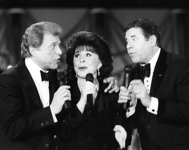 This photo provided by the Las Vegas News Bureau shows Steve Lawrence (left),  Eydie Gorme (center) and Jerry Lewis during the MDA Telethon at the Sahara Hotel, Sept. 6, 1993.   AP-Yonhap News