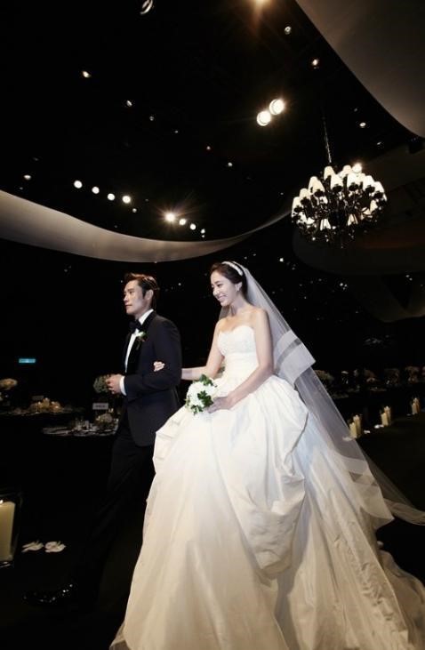 이병헌(영화배우/탤런트),이민정(탤런트)
이병헌과 이민정은 지난 10일 서울 용산구 한남동 그랜드하얏트호텔에서 900여 명 하객의 축하를 받으며 비공개 결혼식을 올렸다. 이날 결혼식 직후 이병헌의 소속사 BH엔터테인먼트는 두 사람의 본식 사진을 직접 공개했다.