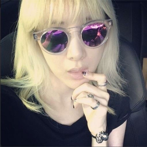 서인영(가수)
서인영은 지난 10일 인스타그램에 “난 사춘기 그녀”라는 글과 함께 사진 한 장을 공개했다. 사진 속 서인영은 차량 안에 앉아 독특한 색상과 디자인의 선글라스를 낀 채 포즈를 취하고 있다. 특히 서인영은 샛노란 색으로 염색한 헤어스타일로 누리꾼들의 시선을 잡았다.