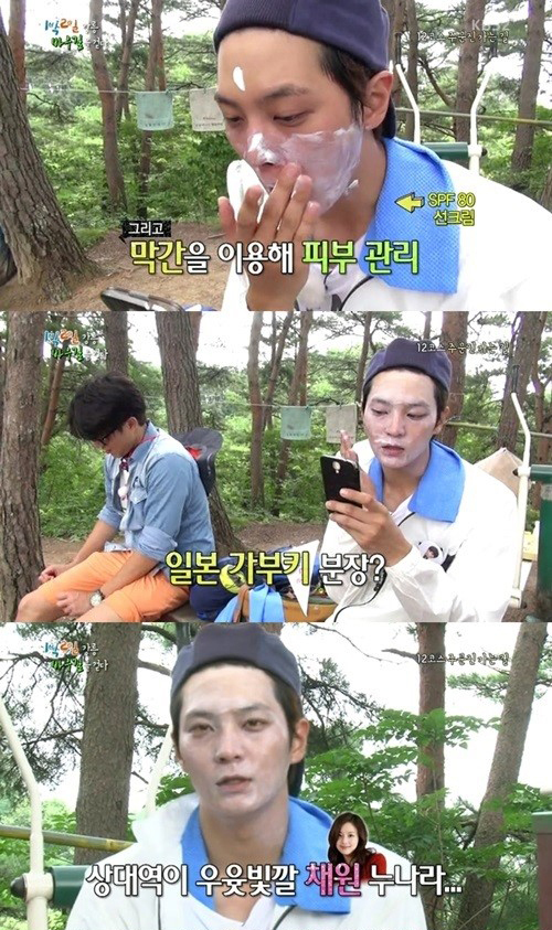 주원(문준원/탤런트/뮤지컬배우),성시경(가수)
배우 주원이 가부키 화장처럼 선크림을 잔뜩 바른 모습으로 눈길을 끌었다.