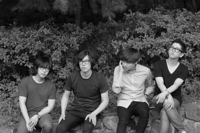 정규 3집 ‘난 그대와 바다를 가르네’를 발표한 밴드 안녕바다. 왼쪽부터 명제(베이스)ㆍ준혁(드럼)ㆍ선제(기타)ㆍ나무(보컬ㆍ기타). [사진제공=플럭서스뮤직]
정규 3집 ‘난 그대와 바다를 가르네’를 발표한 밴드 안녕바다. 왼쪽부터 명제(베이스)ㆍ준혁(드럼)ㆍ선제(기타)ㆍ나무(보컬ㆍ기타). [사진제공=플럭서스뮤직]