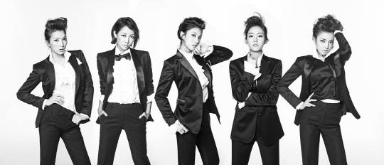 강지영(가수/카라),니콜(정용주/가수/카라),박규리(가수/카라),한승연(가수/탤런트/카라),구하라(가수/탤런트/카라)
DSP media, KARA’s agency, provided a glimpse of the styling for the upcoming album in a teaser image released on Monday.