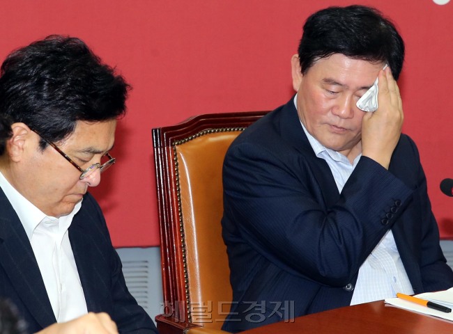 최경환(오른쪽) 새누리당 원내대표가 12일 오전 국회에서 열린 최고위원회의에서 모두발언 뒤 손수건으로 얼굴을 닦고 있다.박현구 기자phko@heraldcorp.com