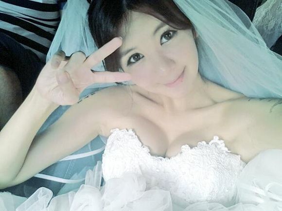 이파니(모델/가수)
“이파니입니다. 실시간으로 생방을 진행하는 지극히 사적인 파니의 모습으로 대화하실 수 있습니다. 많은 관심 부탁드려요”라는 글과 함께 지난 1일 자신의 트위터를 통해 한 장의 사진을 게재했다.
