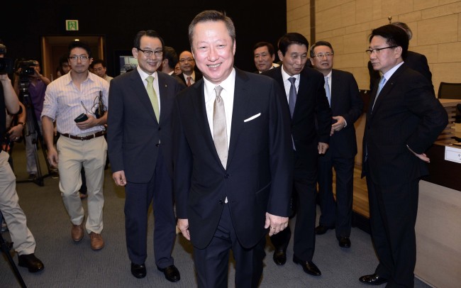 Doosan Group chairman Park Yong-maan, who was elected chairman of the Korea Chamber of Commerce and Industry, walks out of a meeting of KCCI members where they approved the nomination of Park in Seoul on Monday. He replaced Sohn Kyung-shik, co-chairman of CJ Group.   Park Hae-mook/The Korea Herald