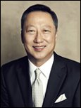 박용만(기업인/두산그룹회장)
박용만<사진> 두산그룹 회장이 서울상공회의소 회장으로 선출됐다. 박 회장은 선출 직후 “최선을 다하겠다”는 소감을 밝혔다. 최근 재계를 중심으로 우려의 목소리가 나오고 있는 경제민주화 입법이나 상법개정안 관련해서는 “지방 상의의 의견을 먼저 들어보겠다”며 신중한 모습을 보였다.