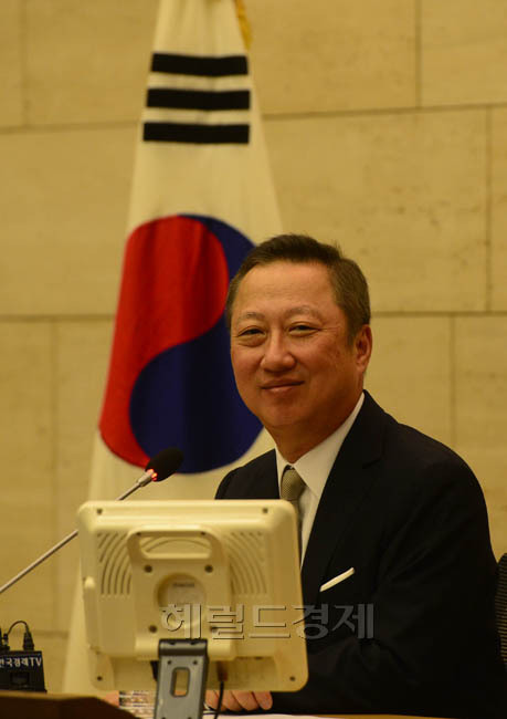 박용만(기업인/두산그룹회장)
서울상공회의소가 12일 상의회관 의원회의실에서 ‘서울상의 임시의원총회’를 열고 박용만 두산그룹 회장을 만장일치로 제8대 서울상공회의소 회장으로 선출한 가운데 박용만 신임 회장이 인사말을 하고 있다.