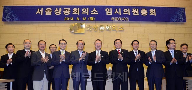 박용만(기업인/두산그룹회장)
서울상공회의소가 12일 상의회관 의원회의실에서 ‘서울상의 임시의원총회’를 열고 박용만 두산그룹 회장을 만장일치로 제8대 서울상공회의소 회장으로 선출한 가운데 박용만 신임 회장이 주요인사들과 기념촬영을 하고 있다.