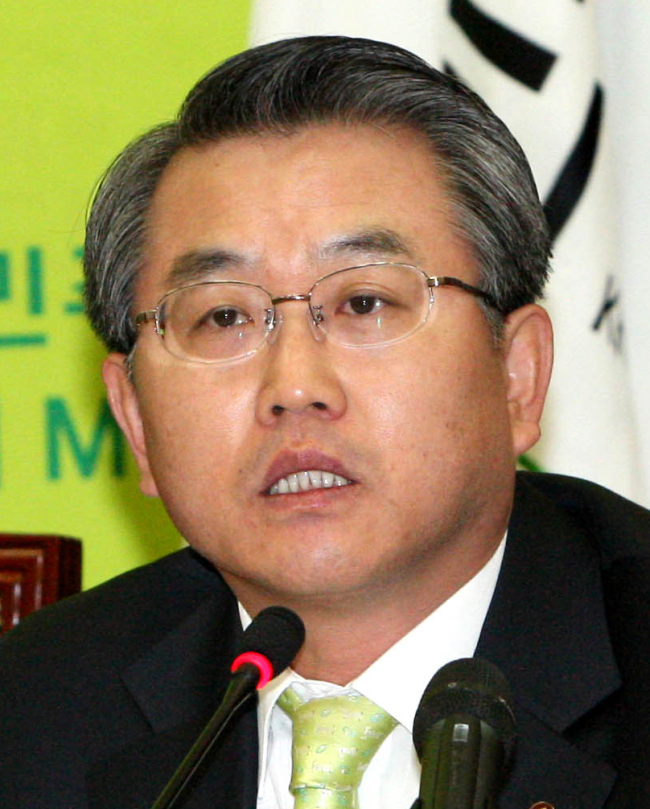 김종률(정당인/전국회의원/민주당충청북도당위원장)
Police said Monday they are searching for a former opposition lawmaker after hearing a report that he jumped off a bridge into the Han River in Seoul.